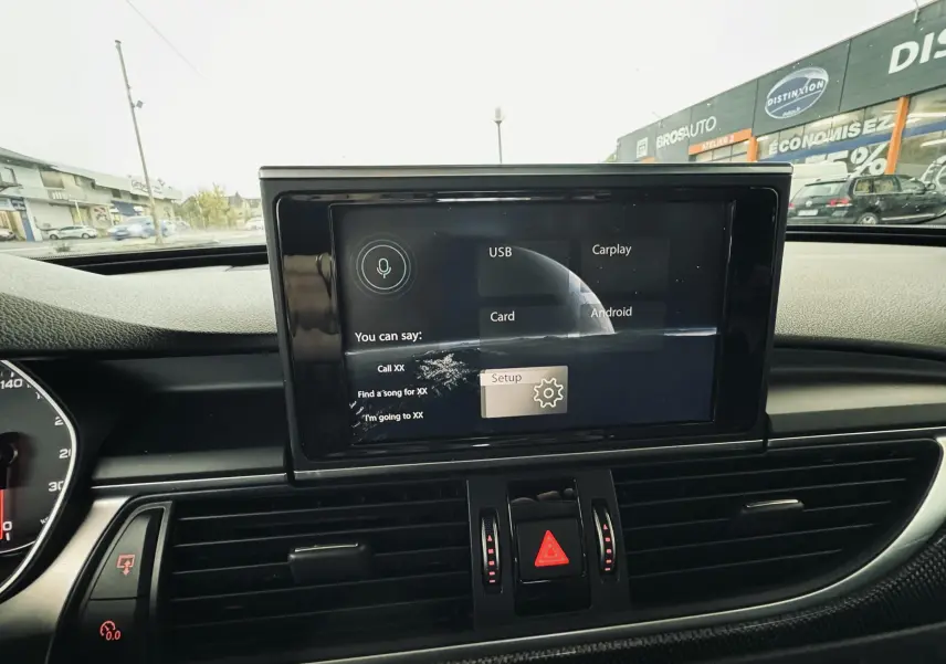 Écran central tactile de l’Audi A6 Avant Allroad 2016, vue intérieure du tableau de bord noir.