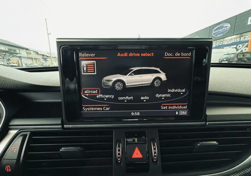 Écran central de l'Audi A6 Allroad noir montrant le menu Audi drive select avec mode allroad sélectionné.