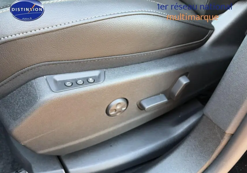 Détail des commandes électriques du siège conducteur en cuir noir du DS7 1.5 BlueHDi 130 Performance Line 2026.