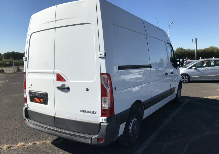 Renault Master blanc vu en 3/4 arrière droit, fourgon utilitaire avec porte arrière et pare-chocs noirs.