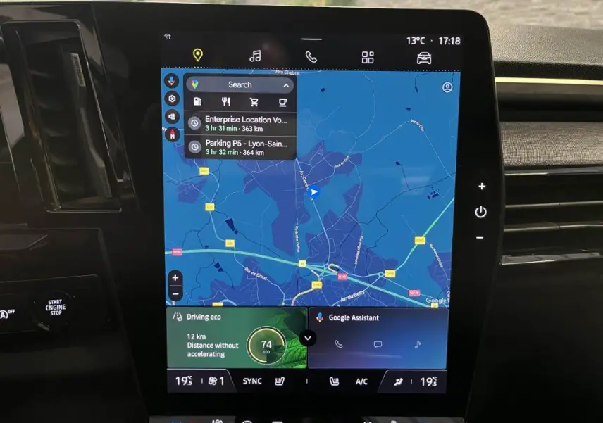 Écran tactile central du tableau de bord du Renault Austral 2023 avec navigation et commandes climatisation visibles
