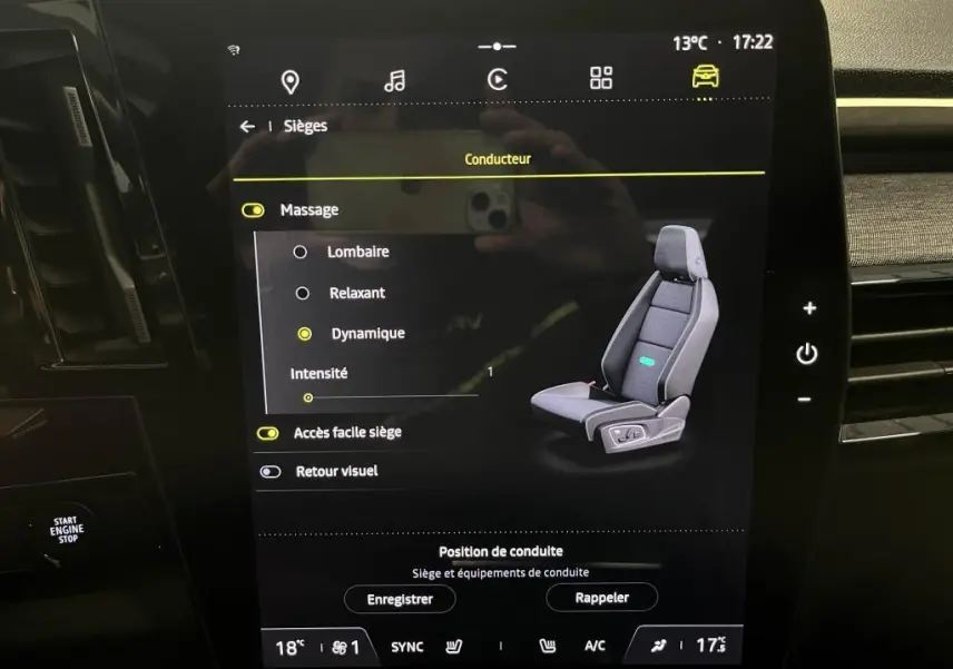 Écran tactile intérieur du Renault Austral 2023 affichant les réglages de massage du siège conducteur.