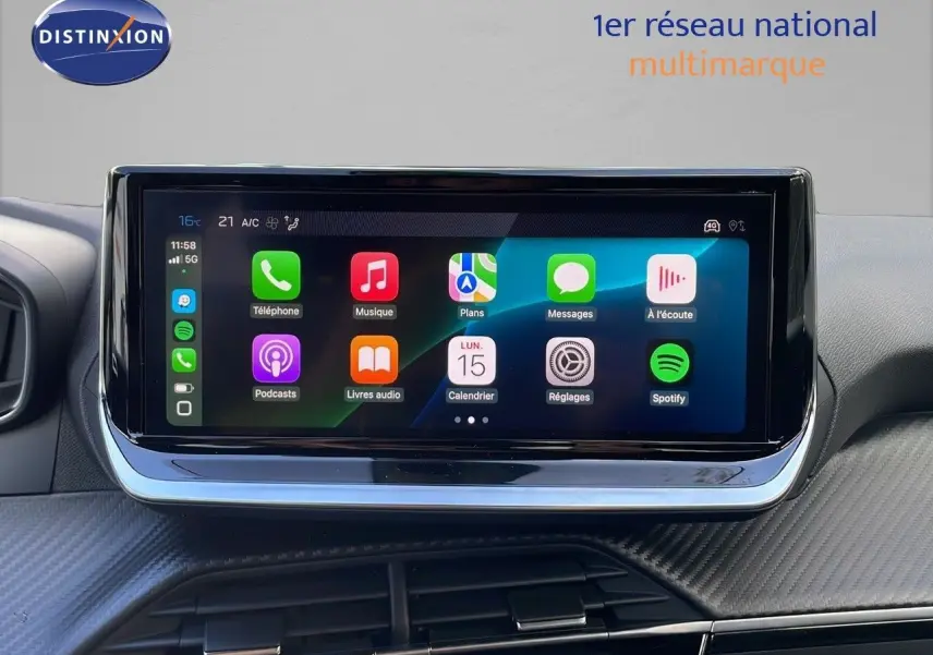 Écran tactile central du Peugeot 2008 gris Artense, affichant les applications Apple CarPlay, vue intérieure frontale.