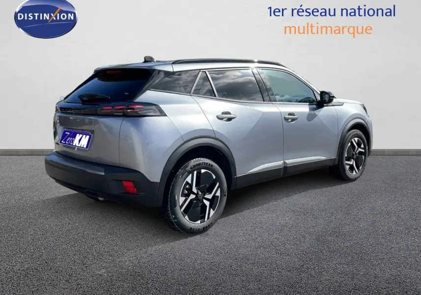 Peugeot 2008 gris Artense métal en vue 3/4 arrière droit, soulignant ses jantes noires bicolores et lignes modernes.