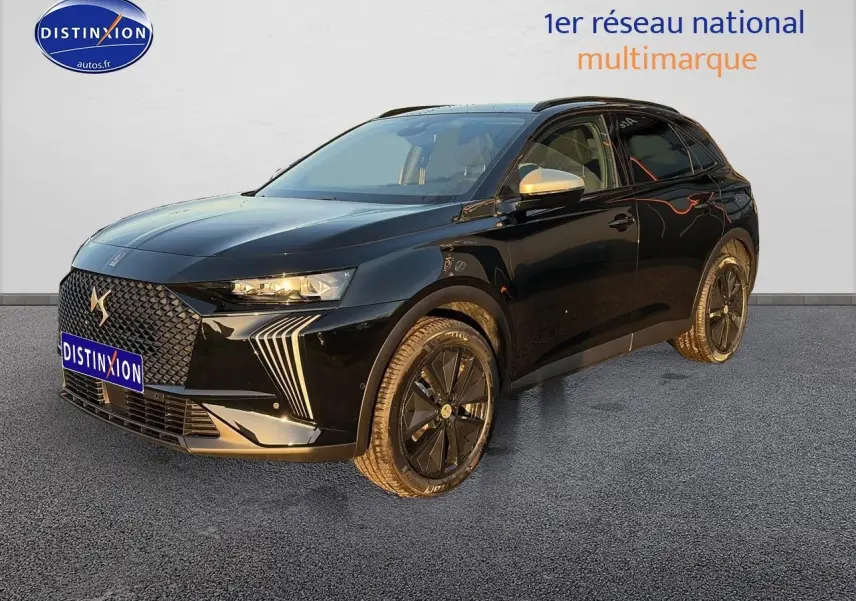 DS7 1.5 BlueHDi 130 noir en 3/4 avant droit, avec calandre distinctive et jantes noires brillantes.