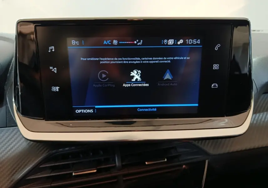 Écran tactile central affichant les options Apple CarPlay et Android Auto sur tableau de bord Peugeot 208 noir.