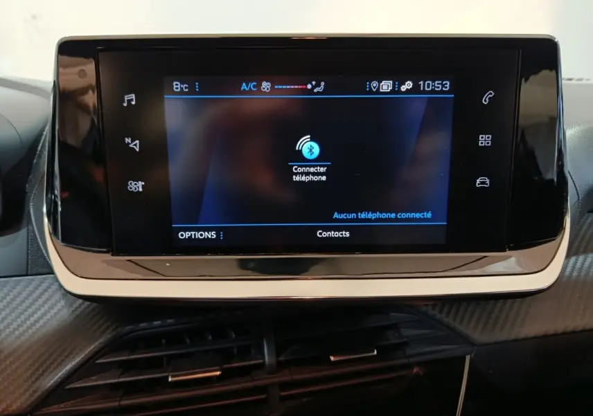 Écran tactile central noir affichant la connexion Bluetooth dans l'habitacle d'une Peugeot 208 1.2 PT 75 S&S Premium.