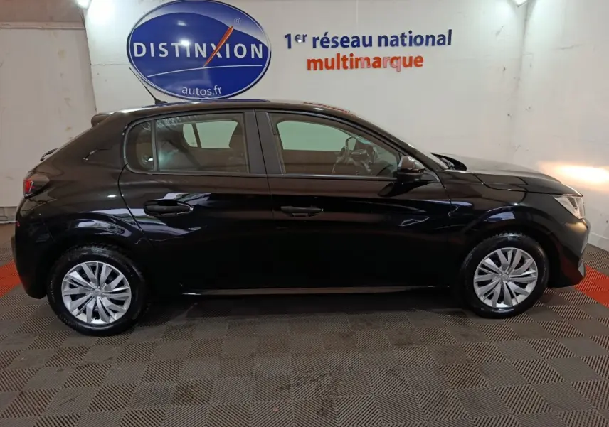 Profil côté gauche d'une Peugeot 208 noire 2022, finition Premium, avec jantes alliage et vitres teintées, en intérieur showroom.