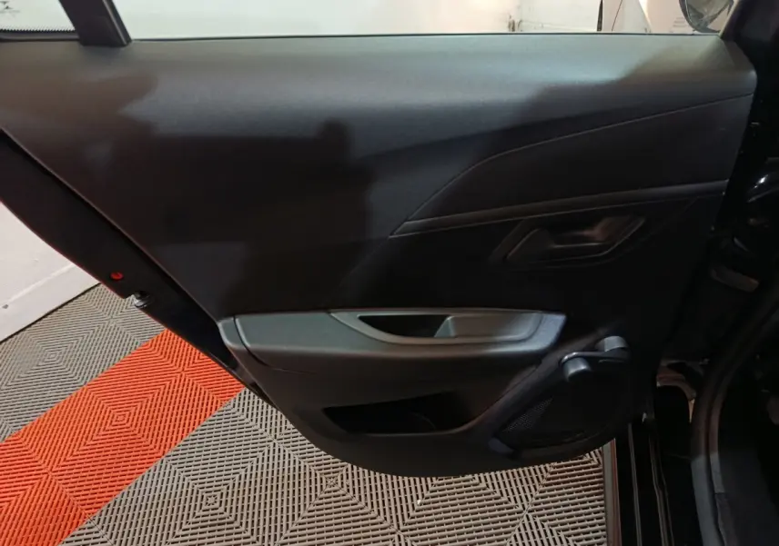 Vue intérieure du panneau de porte arrière droite noir de la Peugeot 208 1.2 PT 75 S&S Premium 2022.