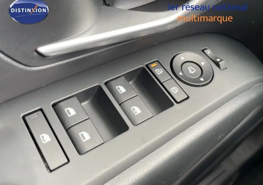 Gros plan sur les commandes des vitres et rétroviseurs côté conducteur d'un Hyundai Tucson blanc Atlas 2026.