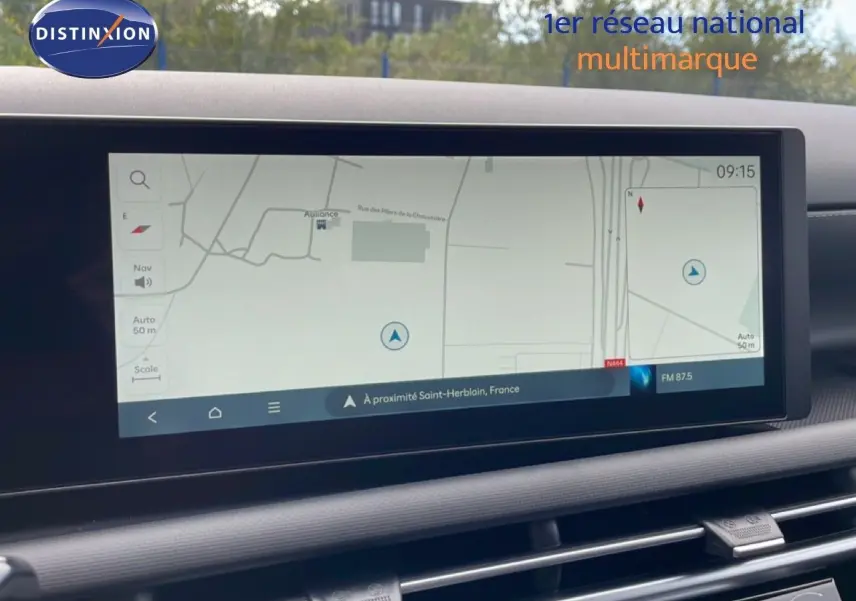 Écran tactile central du Hyundai Tucson blanc Atlas 2026 montrant la navigation GPS en intérieur.