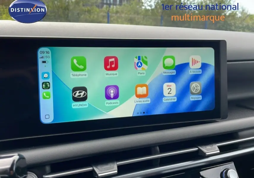 Écran tactile central du Hyundai Tucson 2026 affichant les applications connectées, intérieur moderne en finition noire.