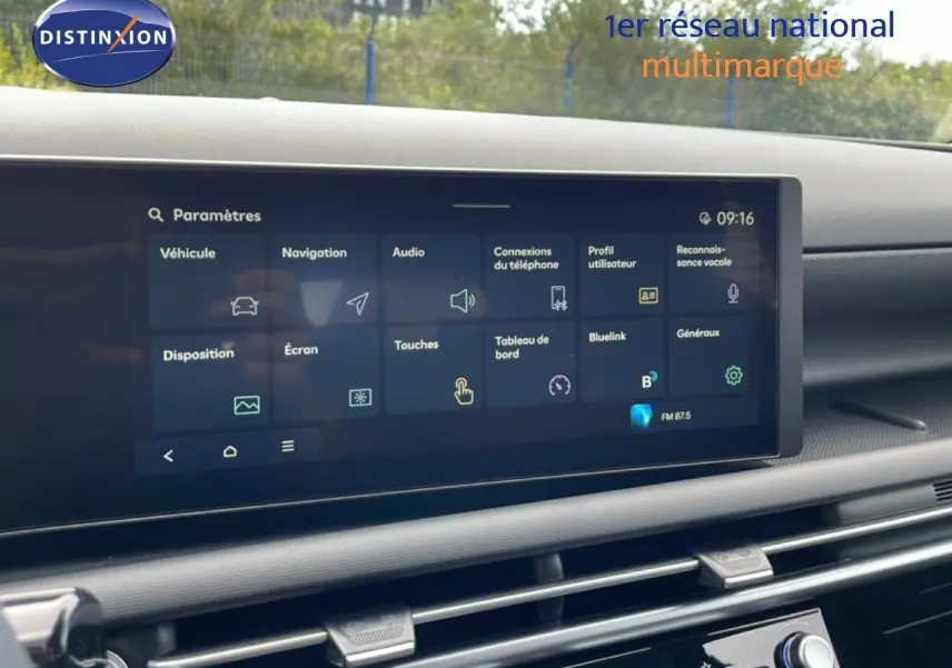 Écran tactile central du tableau de bord du Hyundai Tucson 2026 blanc, affichant le menu des paramètres.
