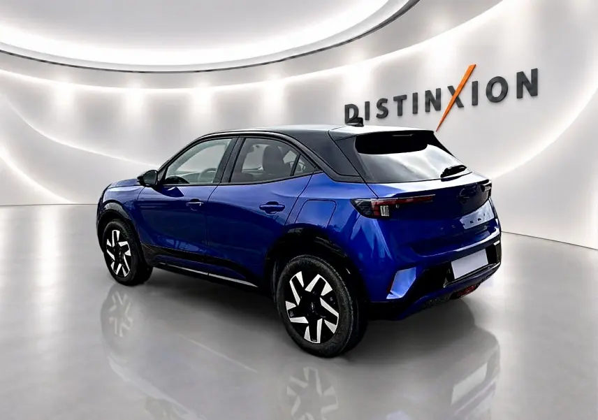 Opel Mokka 1.2 turbo bleu en 3/4 arrière droit, toit noir et jantes au design moderne.