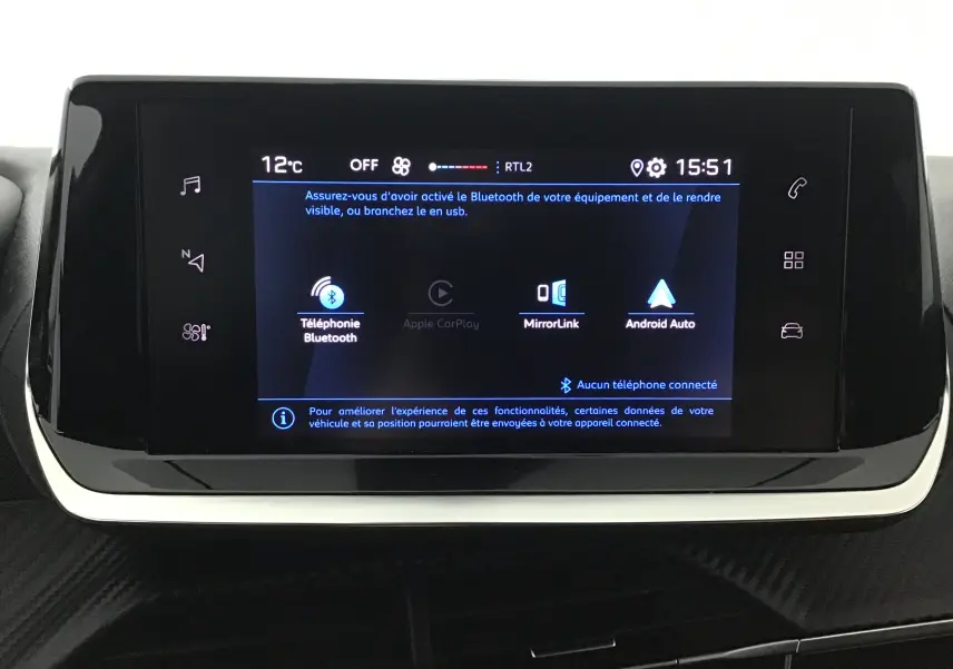 Écran tactile central du tableau de bord de la Peugeot 208 gris Artense, affichant options Bluetooth et Android Auto.