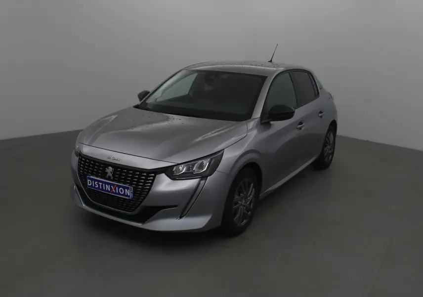 Peugeot 208 gris Artense vue 3/4 avant droit avec calandre noire et jantes alliage 16 pouces dans un studio.