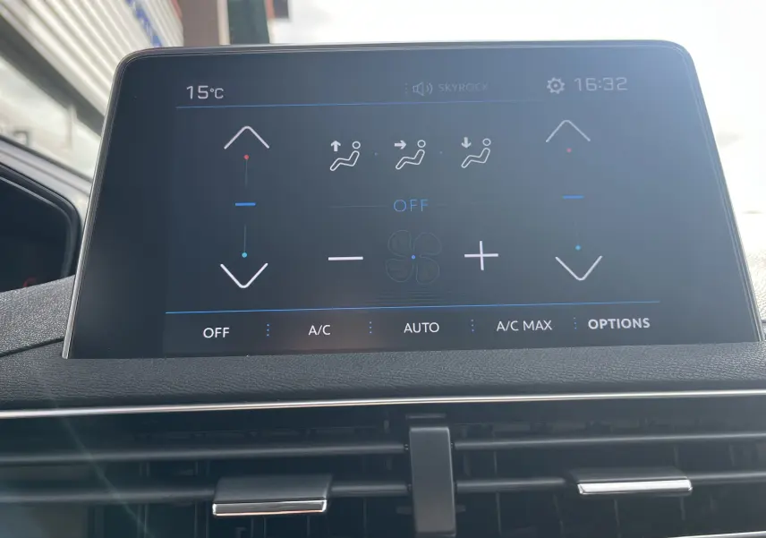 Écran tactile central du Peugeot 3008 blanc de 2018 montrant les commandes de climatisation et ventilation en mode off.