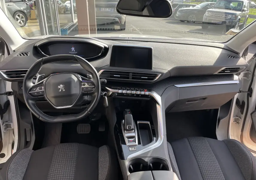Intérieur du Peugeot 3008 blanc 2018, vue frontale du tableau de bord avec écran tactile et volant compact multifonction.