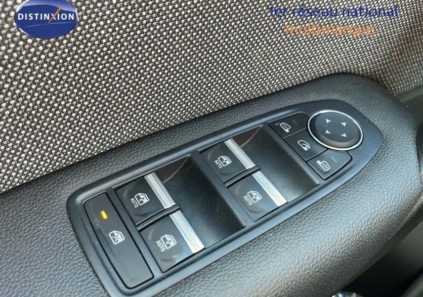 Gros plan sur les commandes de lève-vitres et rétroviseurs côté gauche du Renault Captur noir étoile métal 2025.