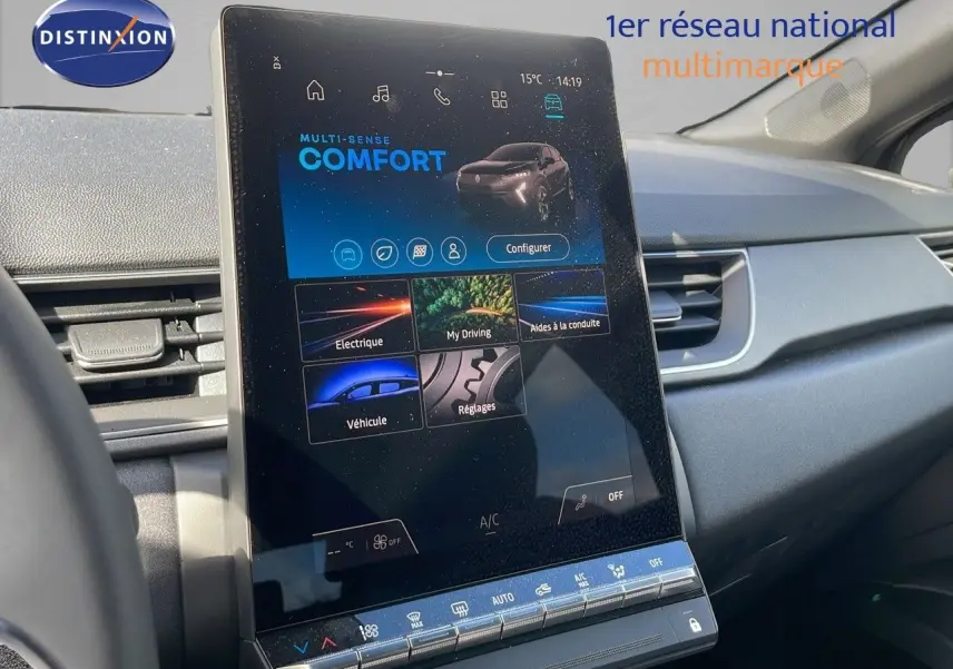 Écran tactile central du tableau de bord du Renault Captur E-Tech hybride 2025 affichant le mode Confort.