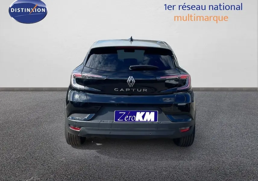 Vue arrière du Renault Captur noir étoile métal avec toit gris, mettant en valeur son logo et ses feux LED distinctifs.