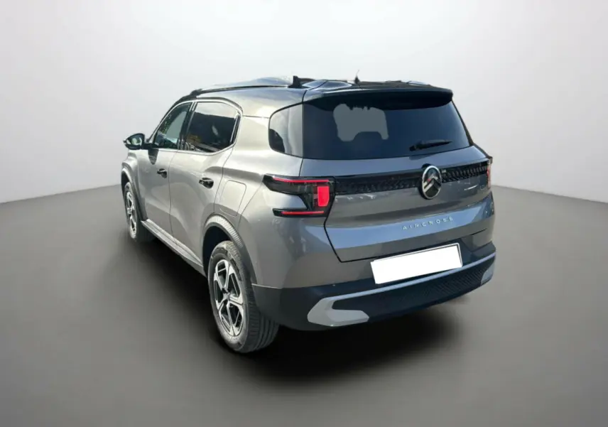 Vue 3/4 arrière droite du Citroën C3 Aircross gris mercury avec toit noir et feux arrière LED distinctifs.