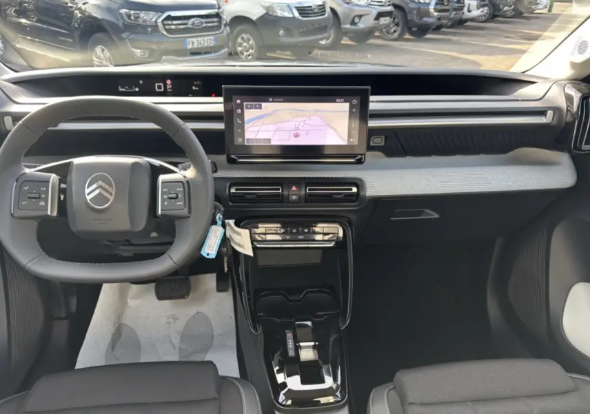 Intérieur avant du Citroën C3 Aircross Hybrid 145 avec tableau de bord moderne et écran tactile central.