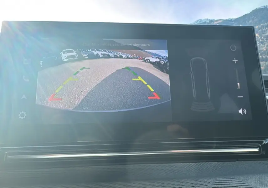 Écran tactile intérieur montrant la caméra de recul et les capteurs de stationnement du Citroën C3 Aircross hybride 2025.