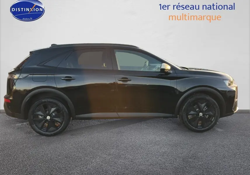 Profil droit d'un DS7 noir 2026 avec jantes noires et vitres arrière surteintées sur fond neutre.