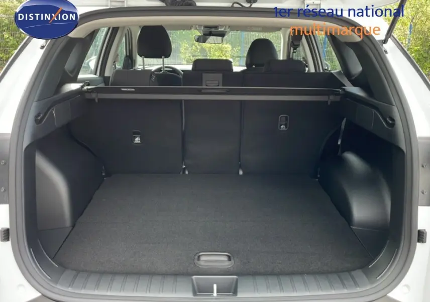 Vue arrière du coffre ouvert d'un Hyundai Tucson blanc Atlas 2026, montrant un espace de chargement spacieux et propre.