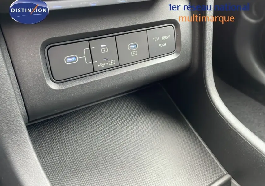 Détail intérieur montrant les ports USB et prise 12V du Hyundai Tucson 2026 en finition KLASS.
