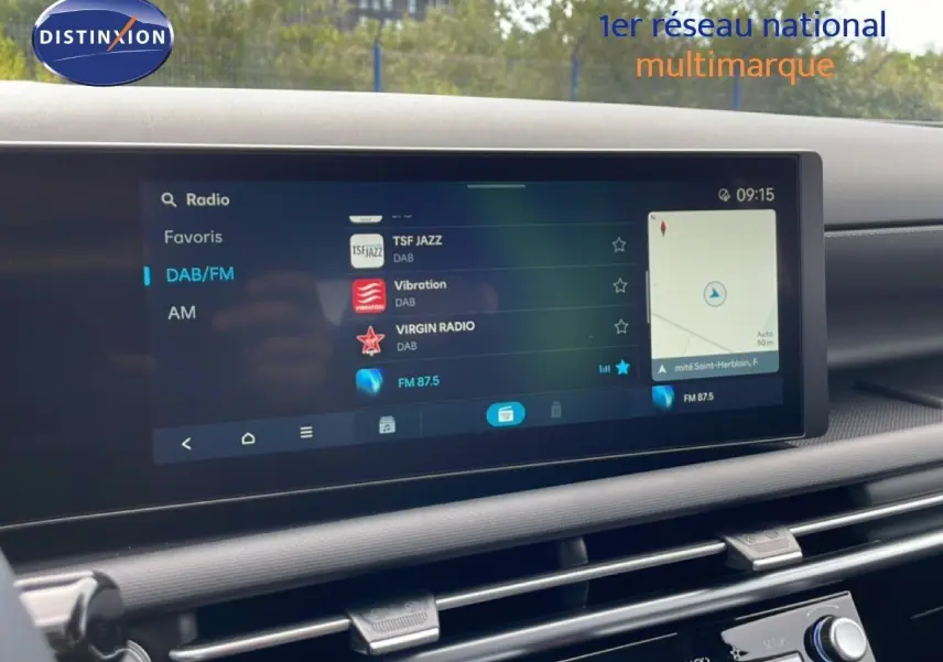 Écran tactile central du Hyundai Tucson 2026 montrant les options radio DAB/FM avec tableau de bord noir.