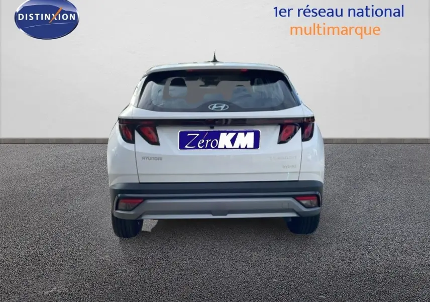 Vue arrière d'un Hyundai Tucson blanc Atlas 2026 avec feux arrière LED et logo Hyundai visible.
