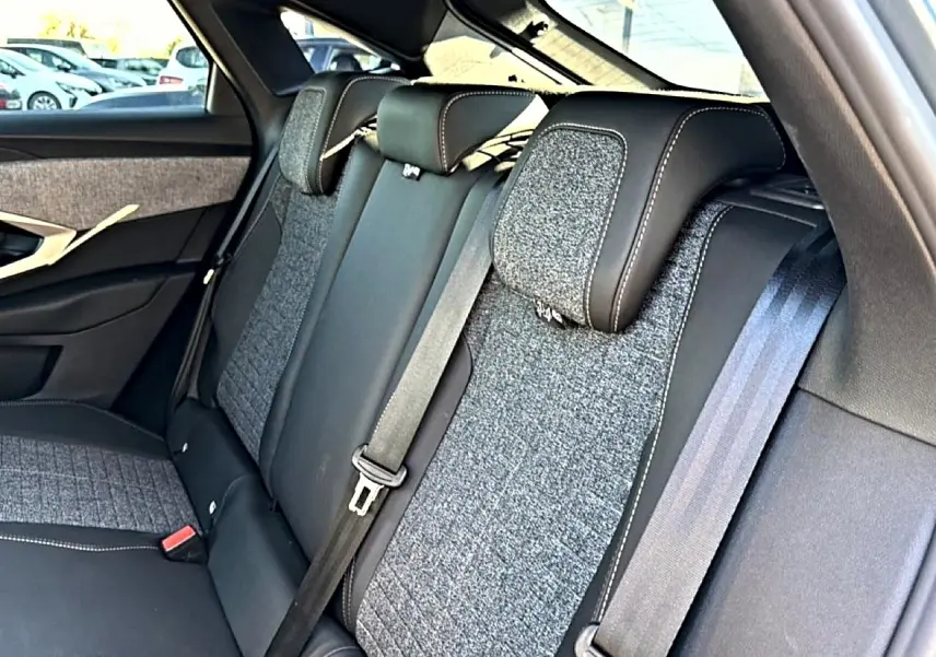 Vue côté droit de la banquette arrière en tissu gris et cuir noir du Peugeot 3008 1.2 Hybrid 145 Allure 2025.