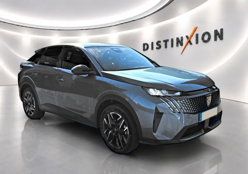 Peugeot 3008 bleu Ingara en 3/4 avant droit dans un showroom lumineux avec logo Distinxion en arrière-plan.