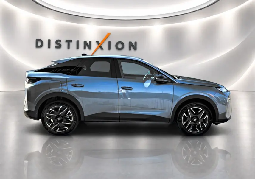 Profil côté gauche du Peugeot 3008 1.2 hybrid 145 allure e-dcs6 bleu Ingaro avec jantes alu noires.