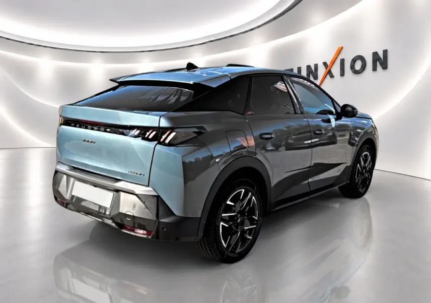 Peugeot 3008 bleu ingaro en 3/4 arrière droit, avec jantes alu noires et toit noir contrasté dans un showroom lumineux.