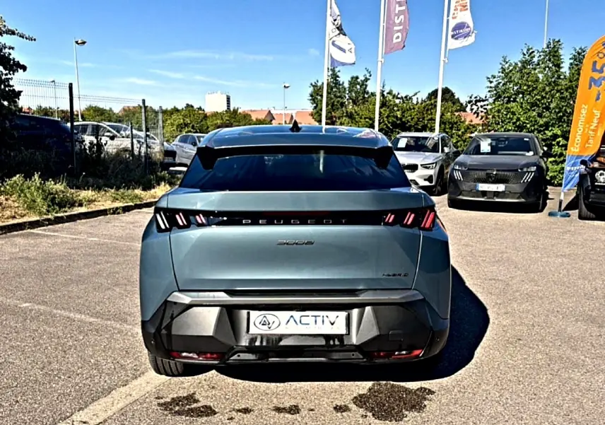 Vue arrière d’un Peugeot 3008 bleu Ingara 2025 avec feux arrière LED et becquet noir sur parking.