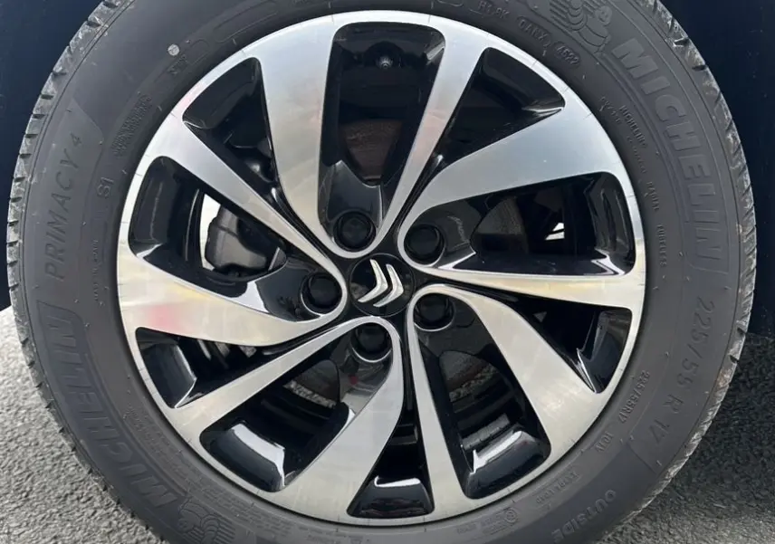 Gros plan sur la jante aluminium 17" bicolore avec logo Citroën au centre, montée sur un pneu Michelin.