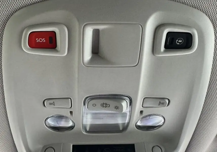 Plafonnier intérieur gris clair du Citroën Jumpy van électrique, avec boutons SOS et éclairage, vu de dessous.