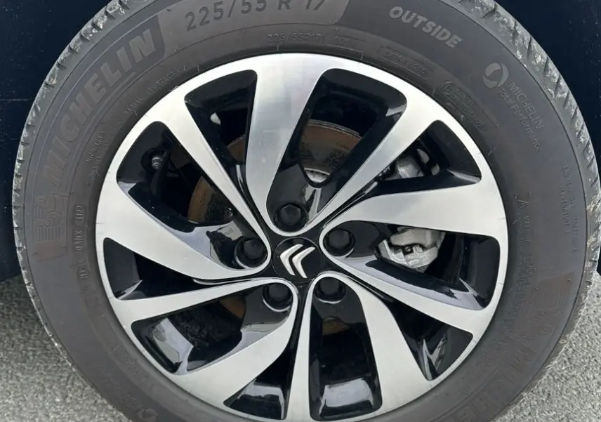 Gros plan sur la jante aluminium 17 pouces bicolore du côté droit du Citroën Jumpy van blanc électrique.