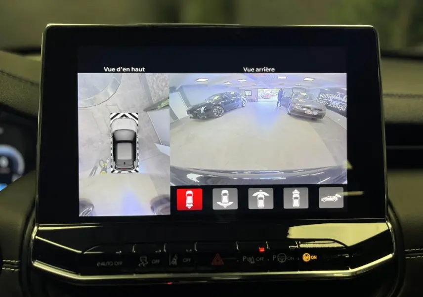 Écran tactile du Jeep Compass 2024 noir montrant la caméra 360° avec vue arrière et vue d'en haut du véhicule.