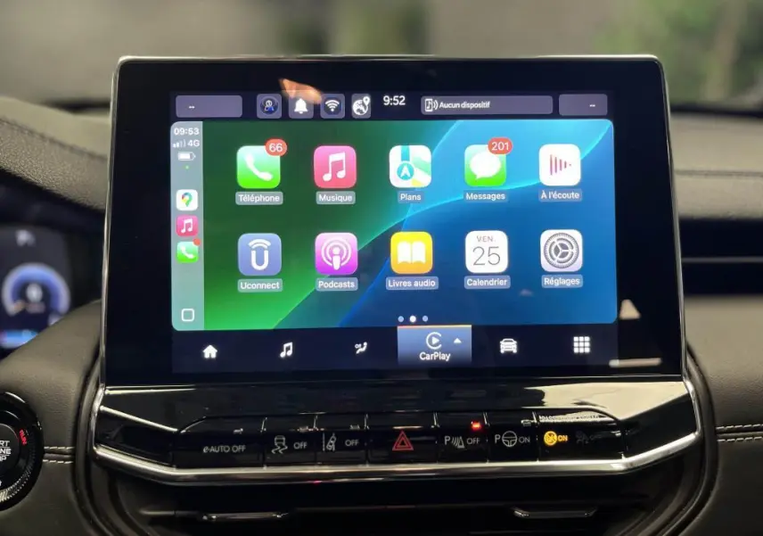 Écran tactile central du Jeep Compass 2024 affichant Apple CarPlay avec interface colorée et commandes en dessous.
