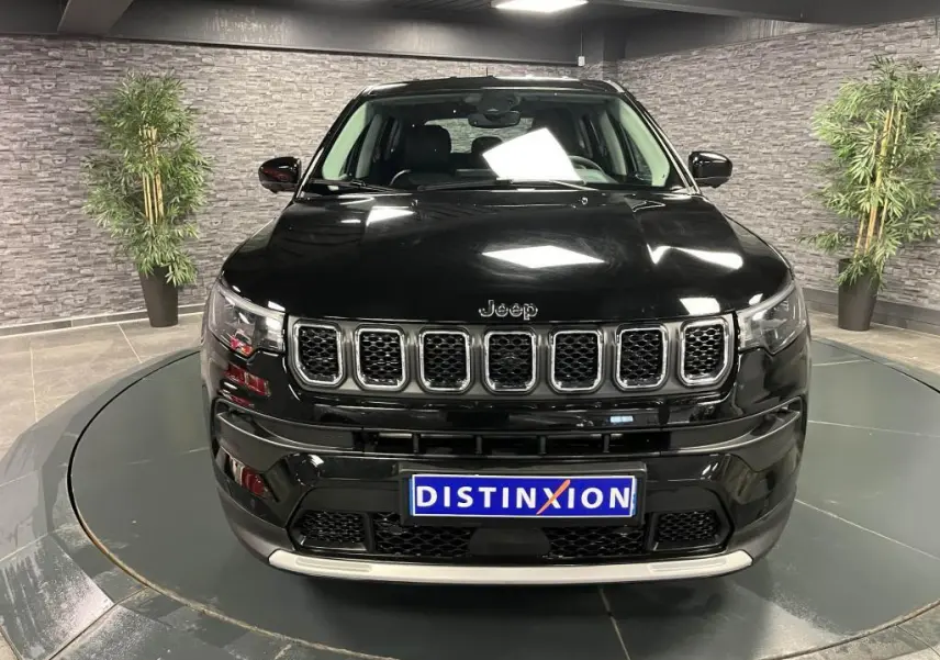 Vue avant d'un Jeep Compass noir 2024 avec calandre à sept fentes et logo Jeep visible sur le capot.