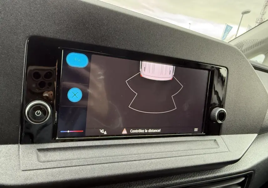 Écran tactile central du Volkswagen Caddy Maxi Cargo 2024 affichant l'aide au stationnement arrière.