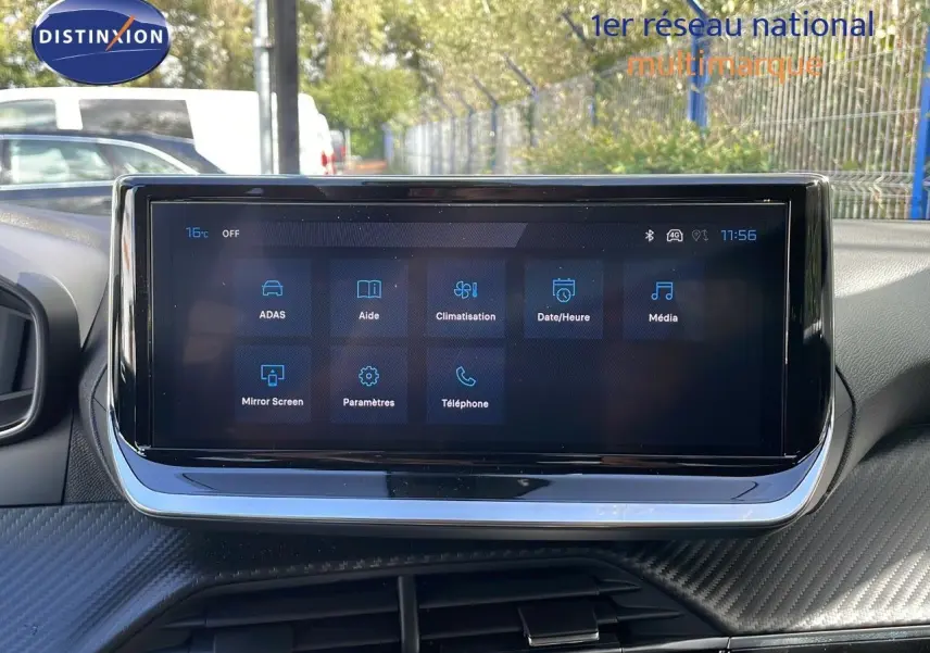 Écran tactile central du tableau de bord du Peugeot 2008 2025, affichant les menus d'aide, climatisation et média.