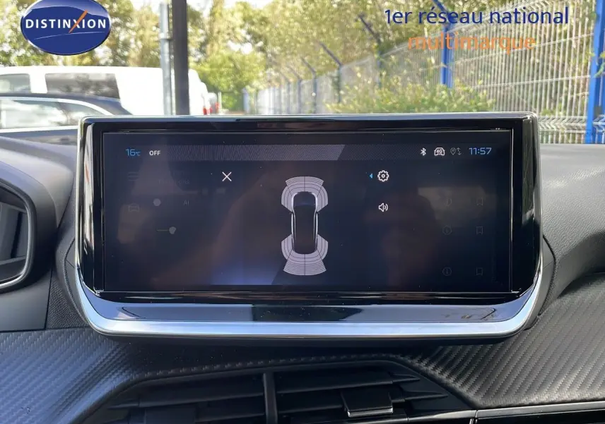 Écran tactile central affichant l'aide au stationnement dans l'habitacle d'une Peugeot 2008 gris Artense 2025.