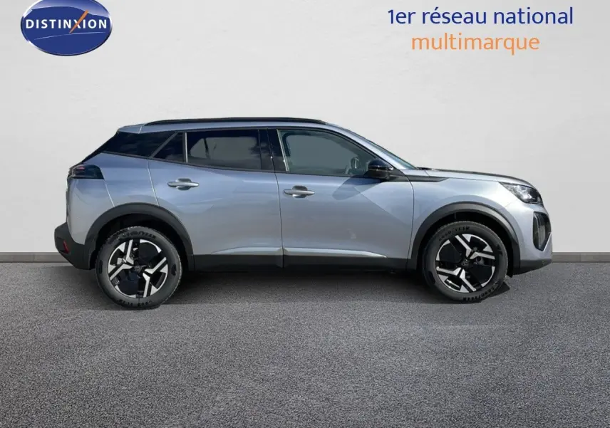 Profil droit d'un Peugeot 2008 gris Artense métallisé, avec toit noir et jantes alliage bicolores.