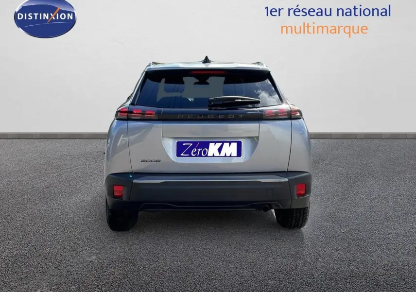 Vue arrière d'un Peugeot 2008 gris Artense métal de 2025 avec feux LED et hayon fermé sur fond neutre.