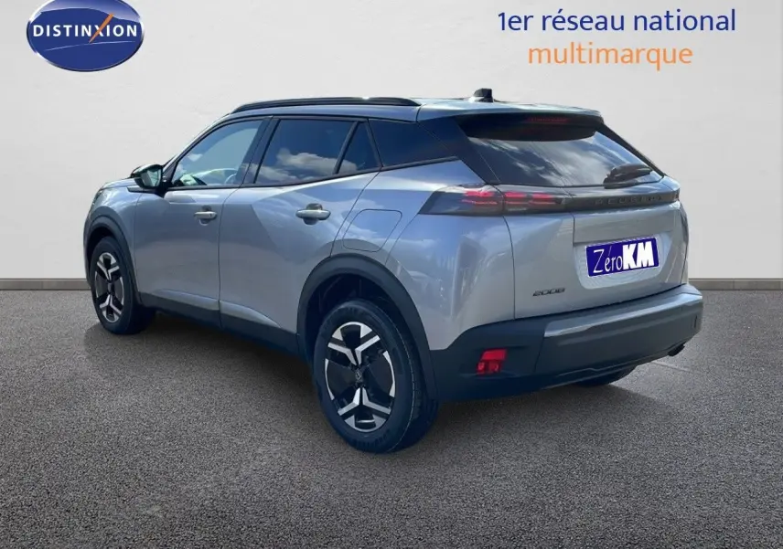 Peugeot 2008 gris Artense métal en 3/4 arrière droit, avec toit noir et jantes bi-ton distinctives.